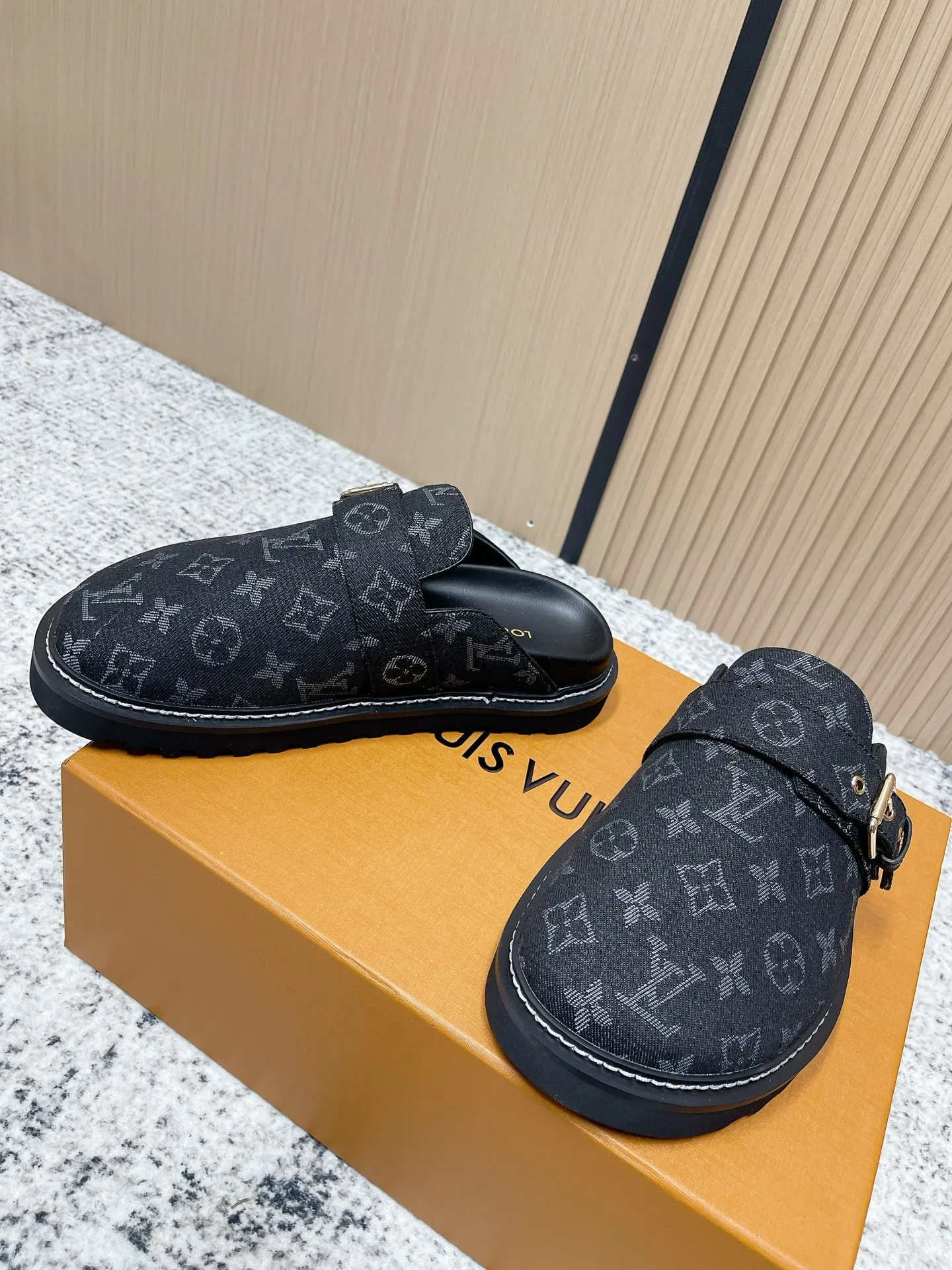 [L Family] P: 460💰 Size: 35-46 (female 40.41, male 45 46 custom-made) Top version Louis vuitton Lv new couple Birkenstock slippers. Cute and cute, not too good on the feet. Simple and high-end slingback design. Ready to wear and go. Good news for lazy people. Imported cowhide leather upper/imported old calico. Original hardware buckle, original molded high-density foam outsole.